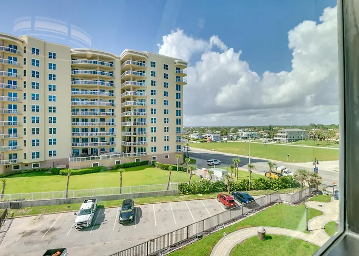 Partial Ocean Views: Daytona Beach Studio!