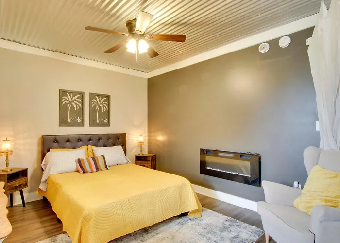 Close To Uptown & Hospital: Greenwood Studio