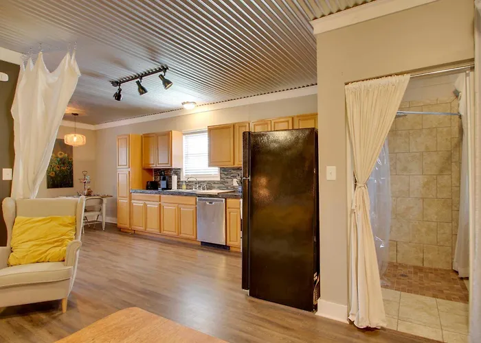 Close To Uptown & Hospital: Greenwood Studio