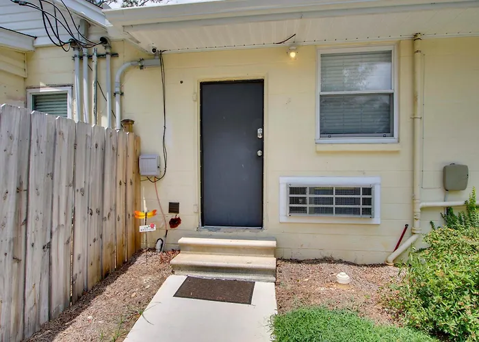 Greenwood Apt: 2 Mi To Self Regional Med Center!