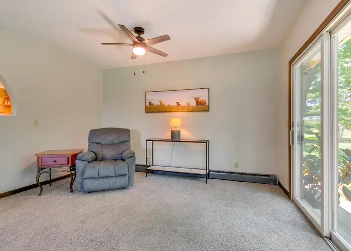 9 Mi To Downtown Rushville: Cozy Getaway W/ Grill