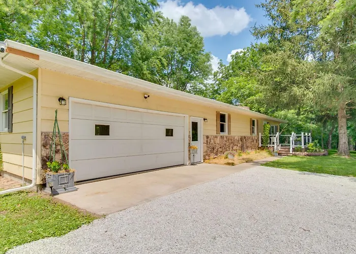 9 Mi To Downtown Rushville: Cozy Getaway W/ Grill