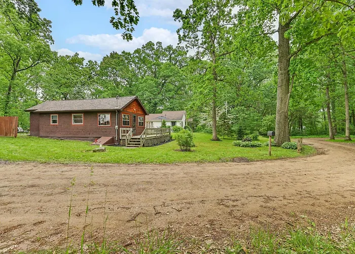 Walk To Kelsey Lake: Cassopolis Home W/ Yard!