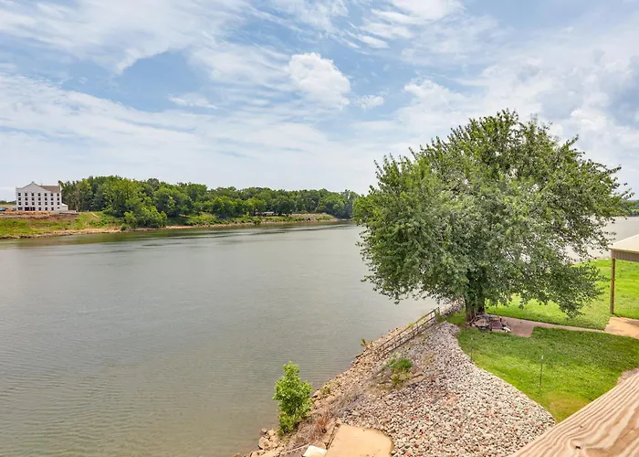 Tennessee River Retreat: Multi-Level Deck & Views