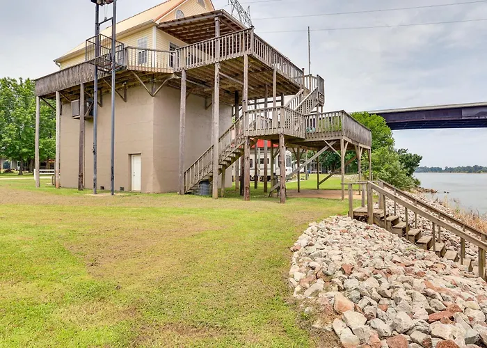 Tennessee River Retreat: Multi-Level Deck & Views