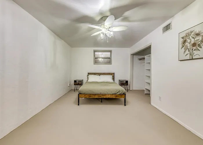 4 Mi To Museums: Roswell Getaway W/ Game Room!