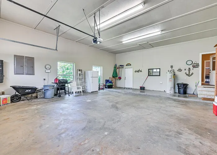 Boat Dock & Hot Tub: Waterfront Home In Milam!