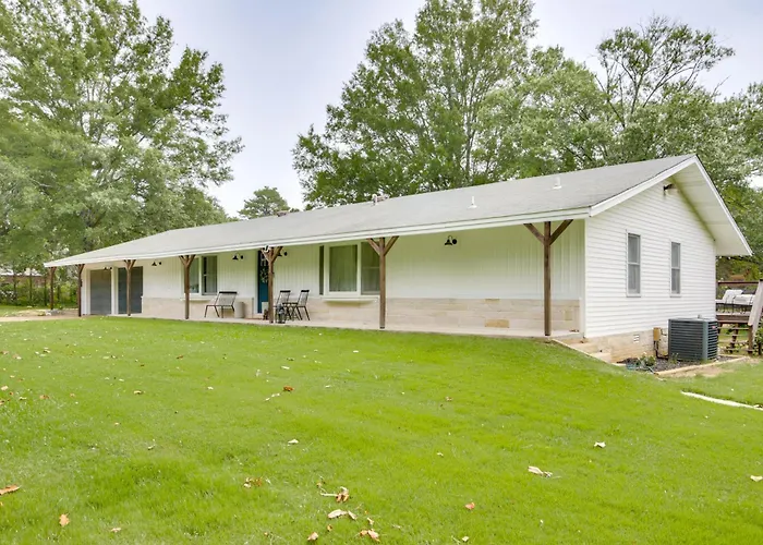 7 Mi To Tennessee River: Home W/ Patio In Florence