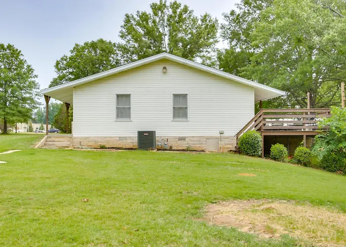 7 Mi To Tennessee River: Home W/ Patio In Florence