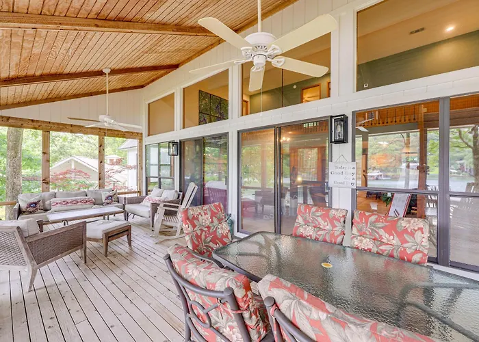 Waterfront Gem On Lake Martin W/ Kayaks & Dock!