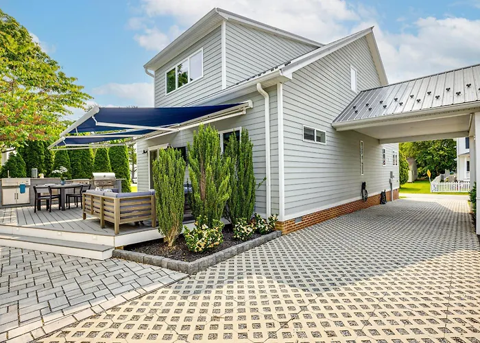 Near Solomons Island Boardwalk: Home W/ Hot Tub!