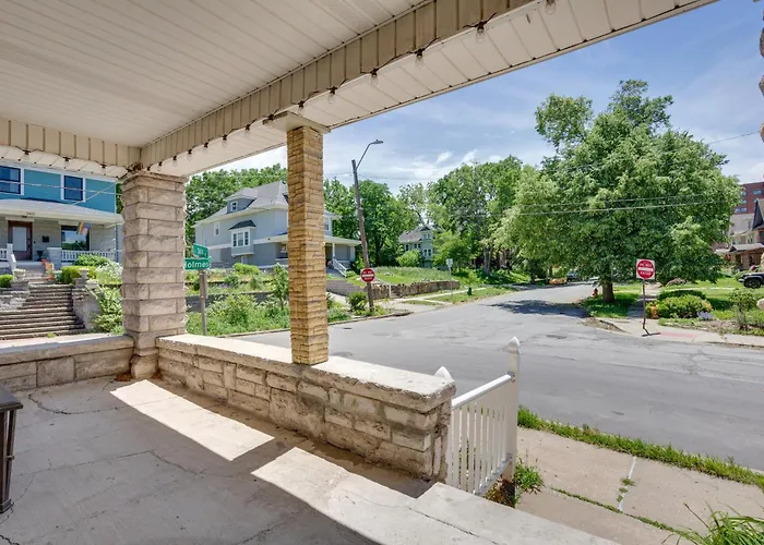 Modern 2Br Kansas City Condo Near Downtown