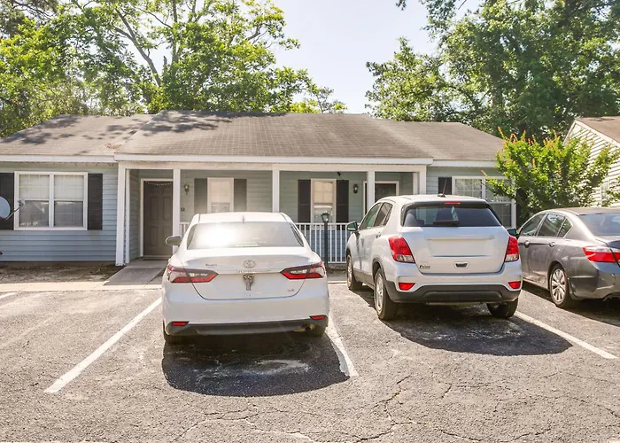 9 Mi To Moody Afb: Newly Updated Condo Near Dining