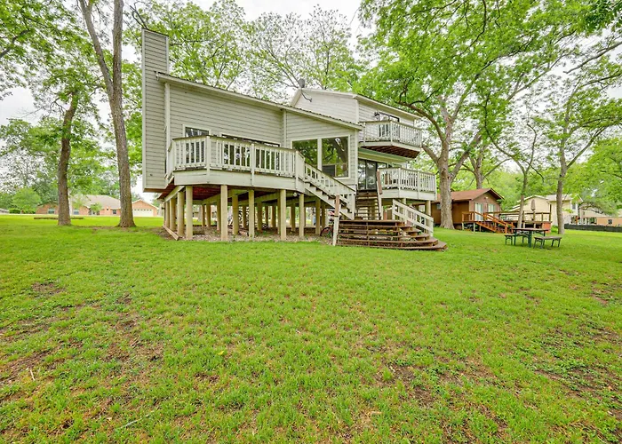 Waterfront Seguin Lake House Near Downtown
