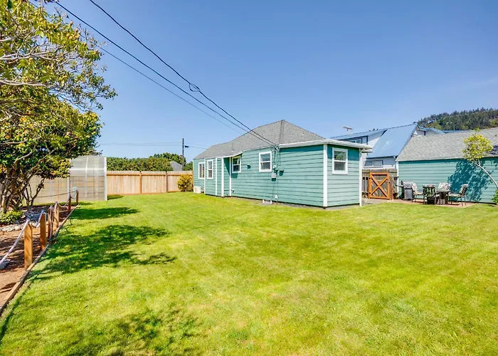 Walk To Gold Beach: Charming Cottage W/ Yard!