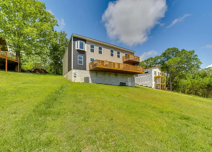 Lake Taneycomo Views: Family-Friendly Cabin!