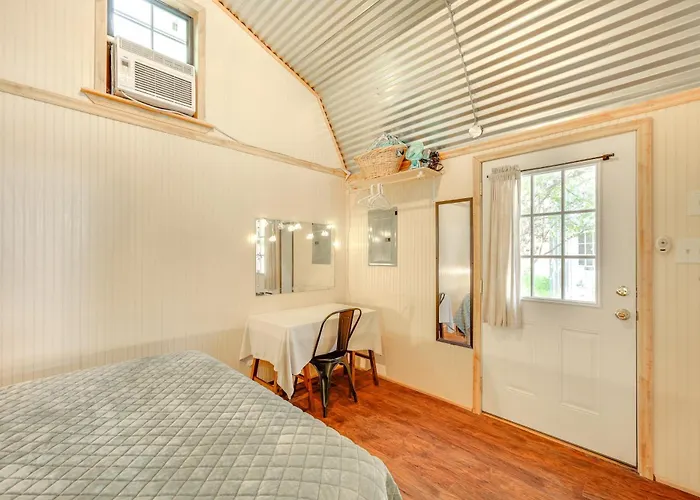 Cozy Couple'S Cabin Retreat In Concan!