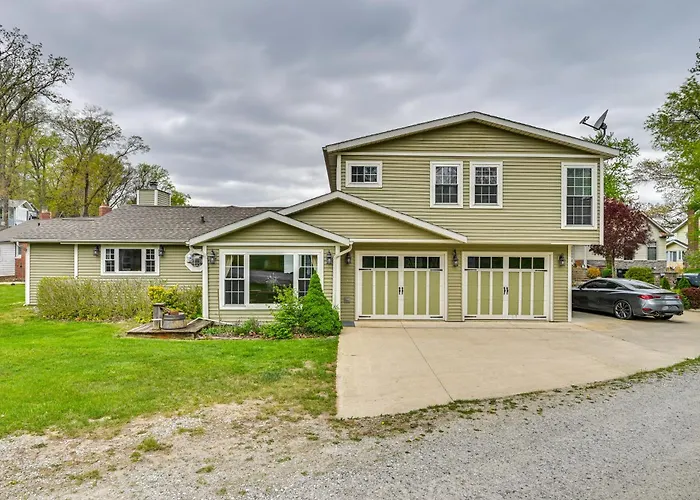 Scenic Views: Spacious Webster Lake House!