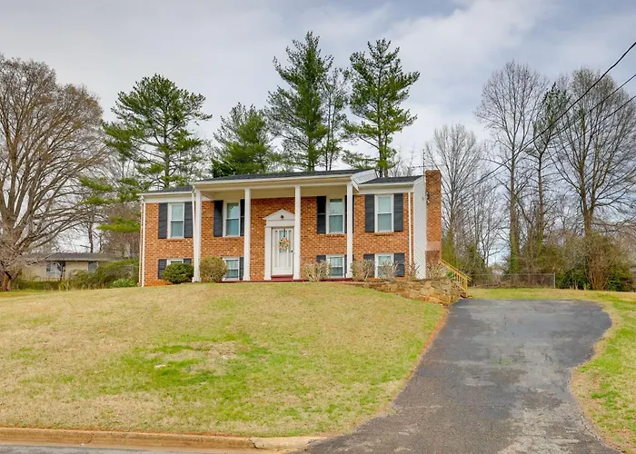 1 Mi To Dtwn Lynchburg: Charming Family Home!