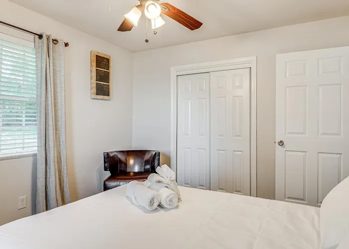 Walk To Town: Home W/ Yard In Brenham!