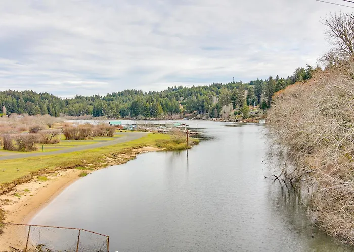 1 Mi To Oregon Dunes: Quiet Getaway W/ Deck