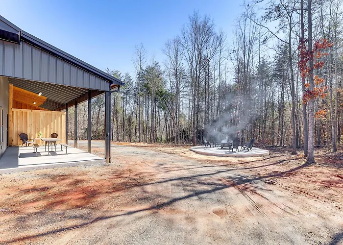 Pet-Friendly Yard! Nature Escape In Forest City