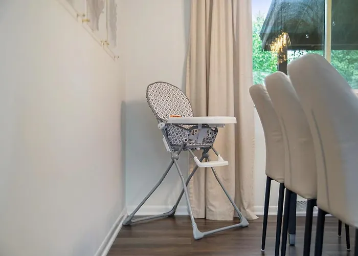 Cozy & Elegant Gem Fenced Yard Bbq & Games