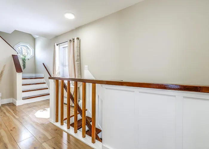 1/2 Mi To Dtwn & Harbor Park: Home W/ Large Yard!