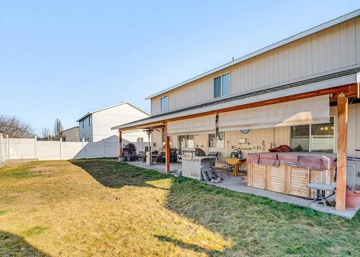 1 Mi To Moses Lake: Home W/ Private Yard & Hot Tub
