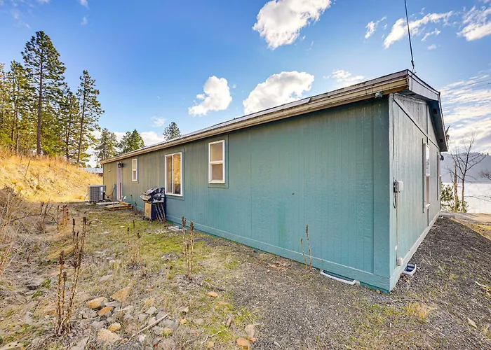 Walk To Marina: Harrison Cabin W/ Lake View!