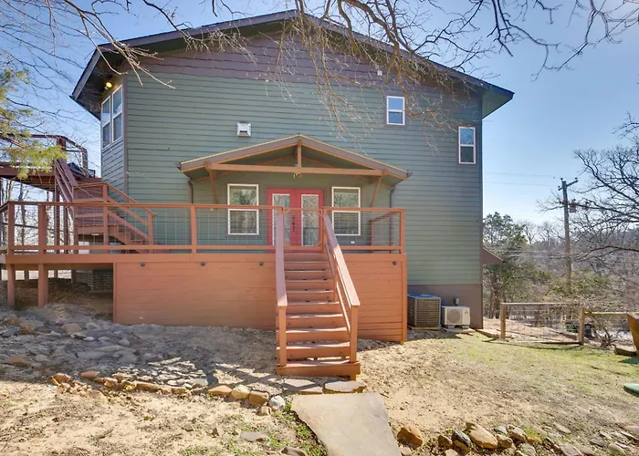 Serene Valley Views: Lake Texoma Retreat