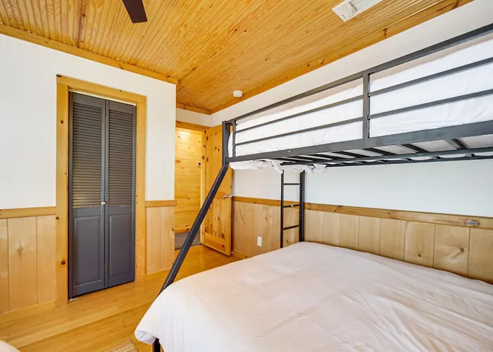 5 Mi To Dtwn Dripping Springs: Cabin W/ Jacuzzi!