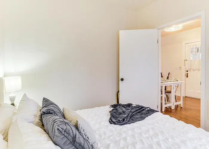 Walkable Location: Quaint Cottage In Forest Grove!