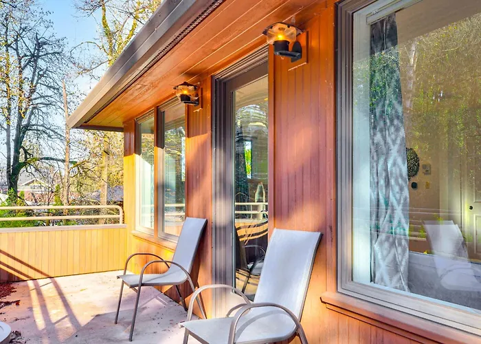 Walk To Willamette River: Studio In West Linn