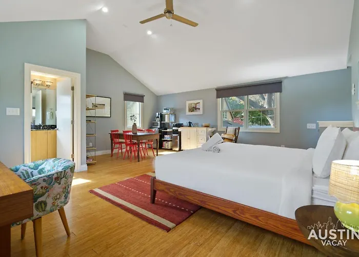 Coveted Tarrytown Studio Apt 1Ba W Breakfast Nook Window Desk King Bed