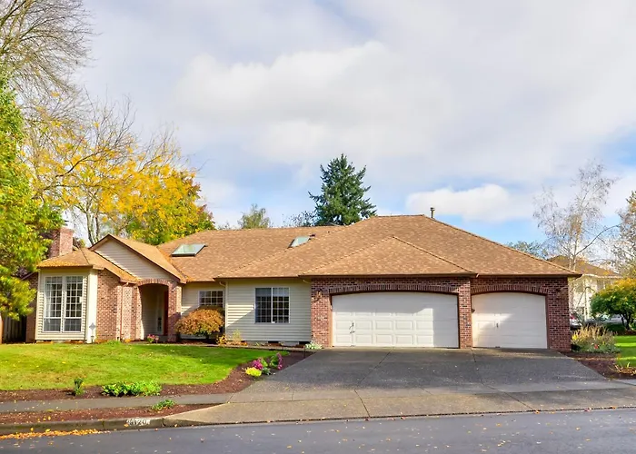Near Shops & Cafes: Beaverton Haven W/ Luxe Decor!