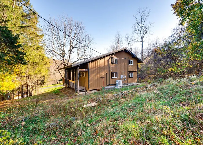 Walk To Liberty Mountain: Lake-View Ski Retreat!
