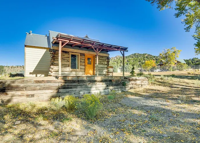 Bryce Canyon Basecamp: Historic Homesteader Cabin