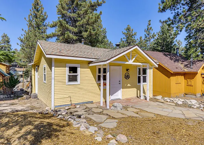 Walk To Water: Cozy Cabin In Green Valley Lake!