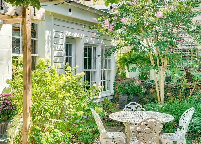 Cottage W/ Furnished Patio & Garden: Dtwn Leesburg