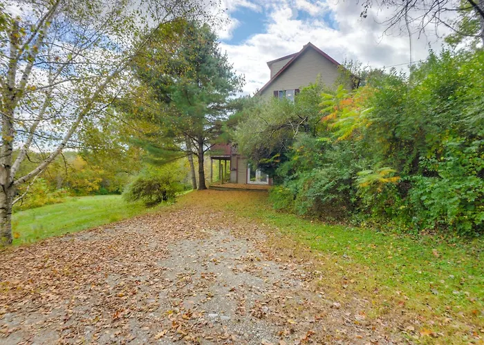 Charming Putney Home: Porch, Grill & Hiking Trails