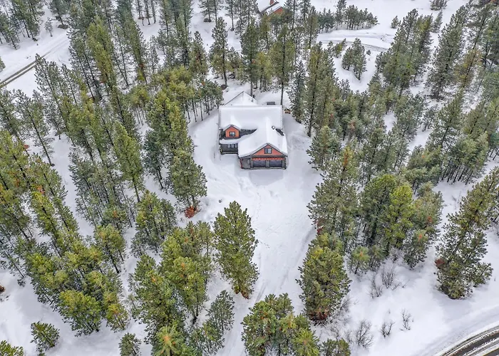 Camp 95 - Stunning Mountain Home - 4.5 Acres - Views - Hot Tub - Pet Friendly - Private