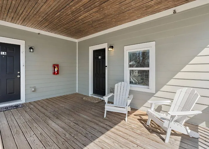 *New* Charm On Church ~ Cozy, Modern, Downtown Apt