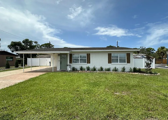 The Country Club Cottage New! Space Coast Entire Home! Plenty Of Parking!