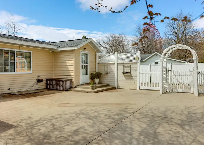 Pet-Friendly Harrison Home: 1 Mi To Wilson St Park