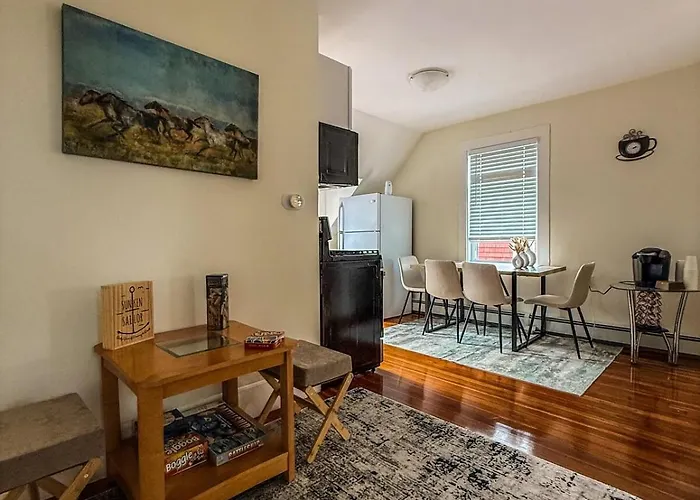 Stylish Stay By Beach And Shops