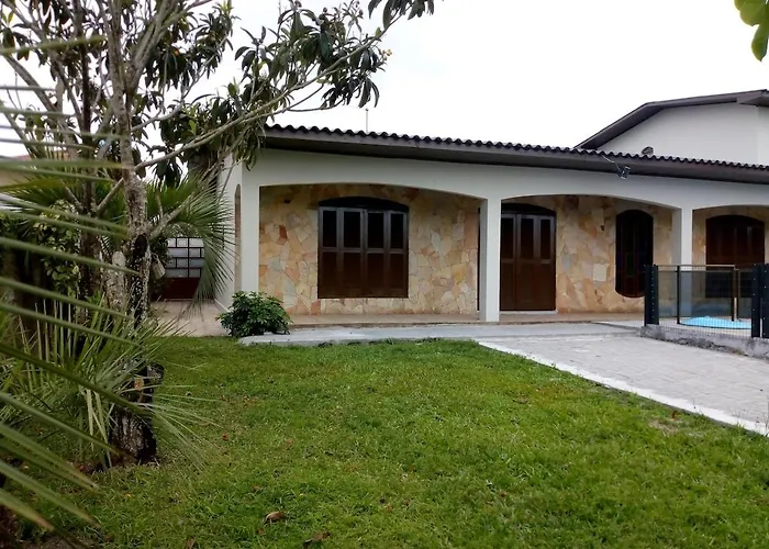 Casa geminada com piscina exclusiva