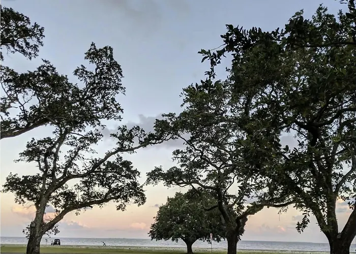 Steps From The Sand And Town Green - 2Br Coastal Retreat