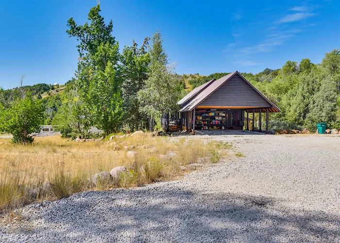 Ski, Hike & More: Homey Huntsville Retreat!