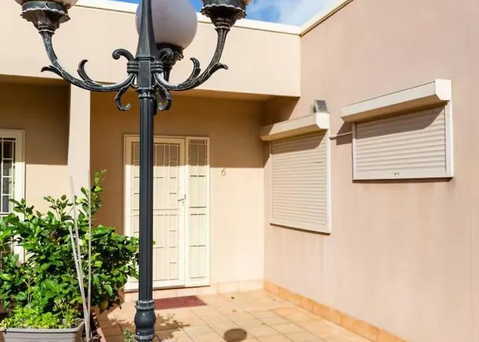 Spacious Williamstown Apartment With Free Parking